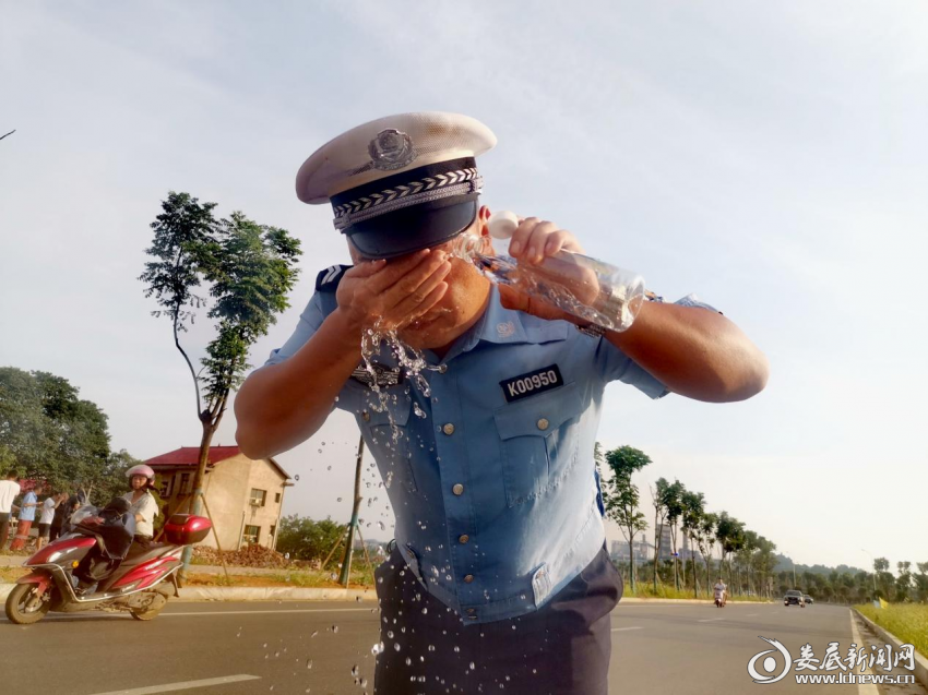 娄底交警高温下的警察蓝汗卫平安