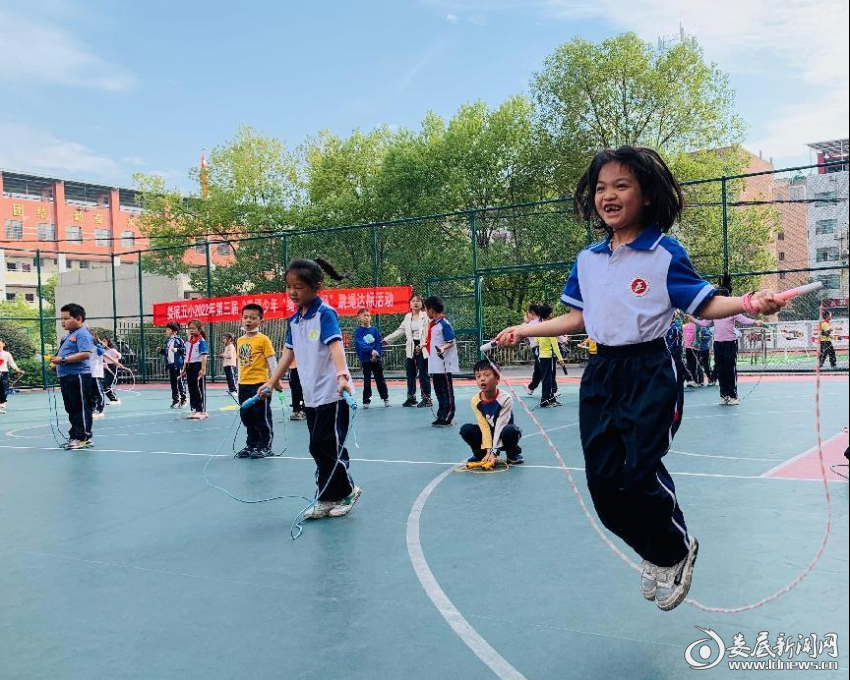 娄底五小开展第三届幸福少年绳彩飞扬跳绳达标活动
