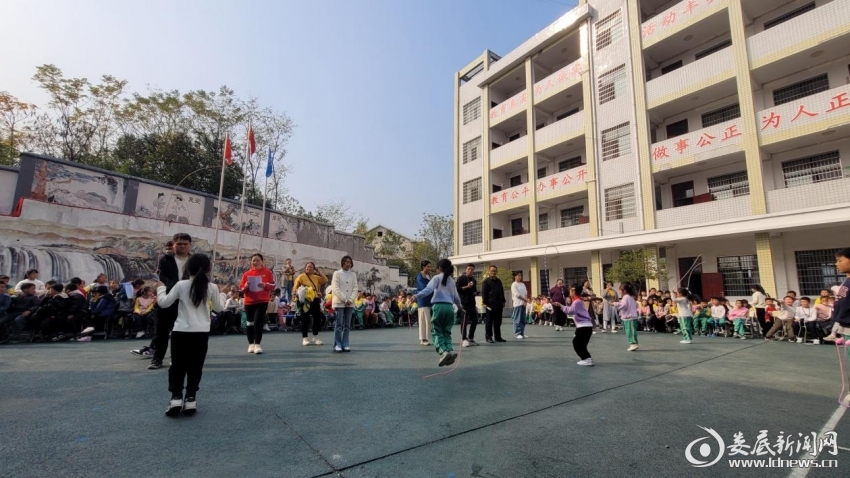 新化县枫林街道新田小学举行第一届跳绳比赛