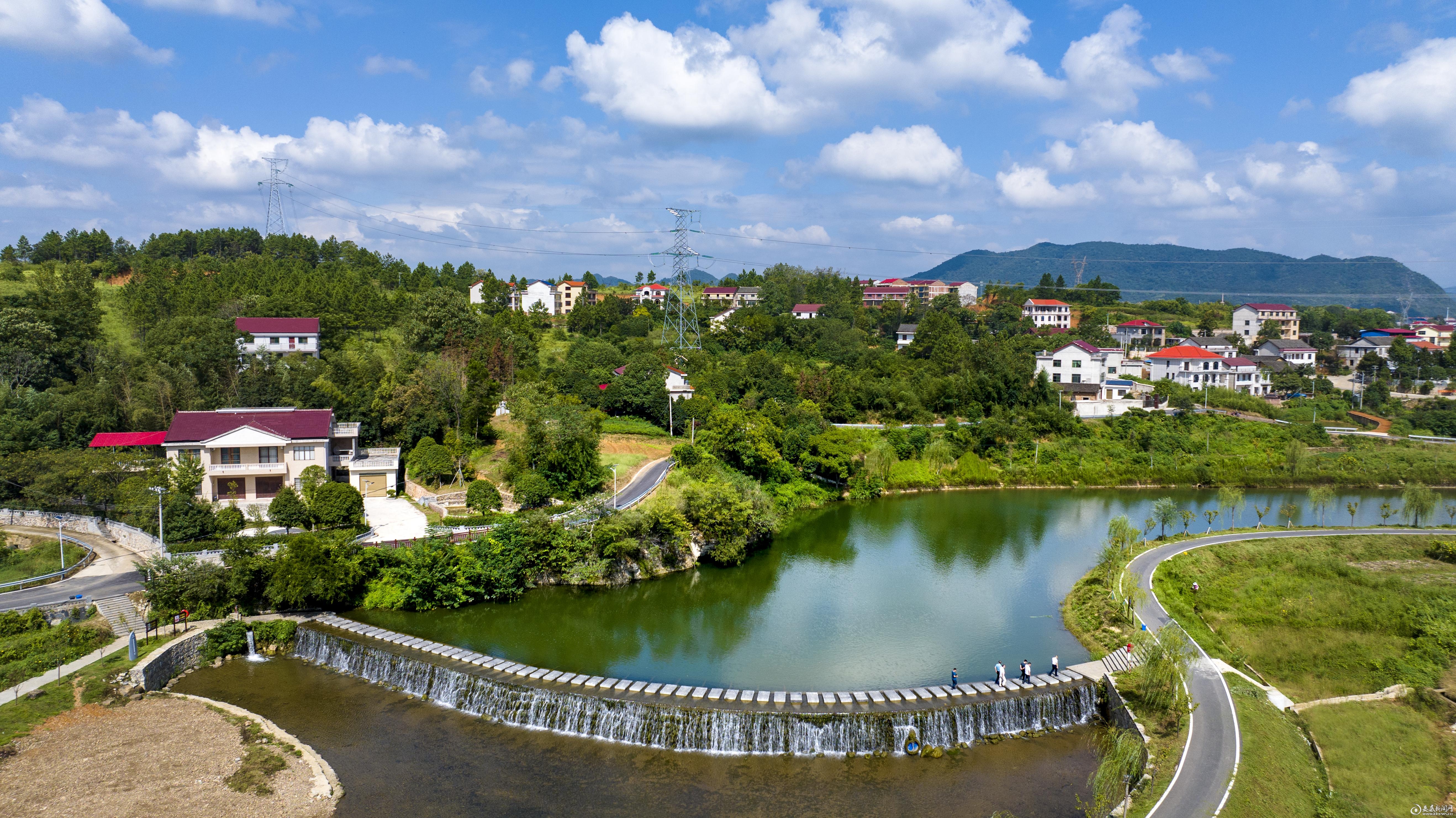 乡村旅游点花溪谷游客络绎不绝