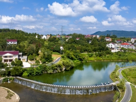 乡村旅游点花溪谷游客络绎不绝