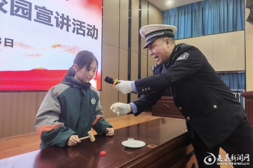 娄底吉星中学举行交通安全培训讲座