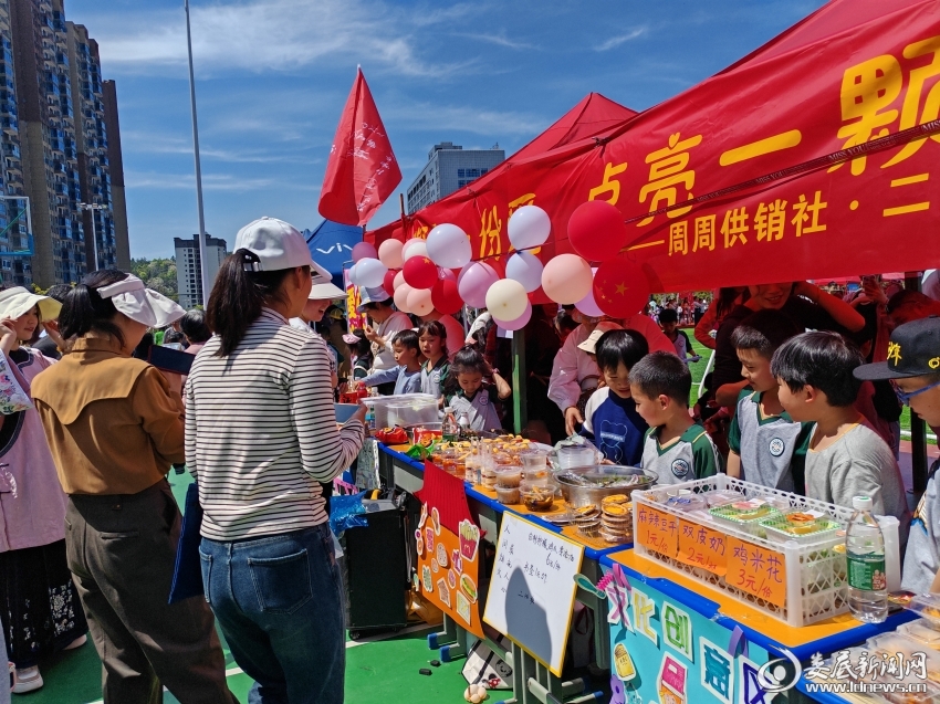 爱不闲置锋火相传娄底吉星中学开展爱心义卖活动