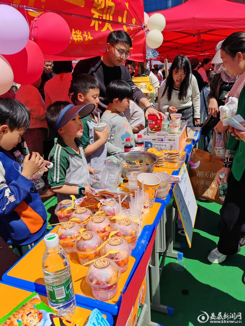 爱不闲置锋火相传娄底吉星中学开展爱心义卖活动