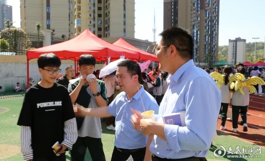 爱不闲置锋火相传娄底吉星中学开展爱心义卖活动