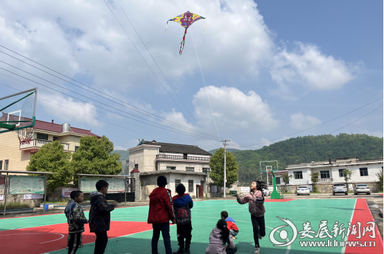 忙趁东风放纸鸢水洞底镇大田学校开展放风筝趣味活动