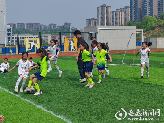 "追球快乐·足梦未来"吉星中学首届校园足球班级联赛开赛_娄底新闻网
