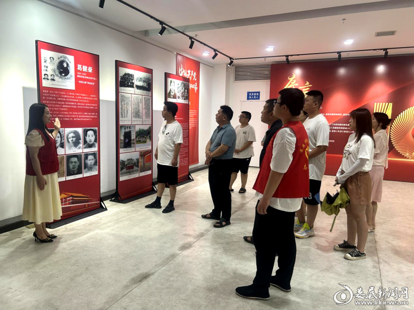 (活动现场)当天,蜜蜂社区组织党员干部,未成年人前往娄底市博物馆进行