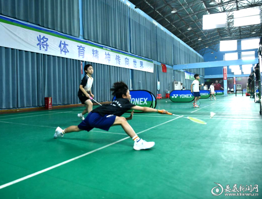 羽毛球项目比赛现场气氛火爆，选手斗志昂扬的简单介绍