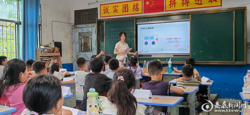 来自华中科技大学同济医学院的小路老师在为孩子们讲授口腔健康知识，普及护牙常识