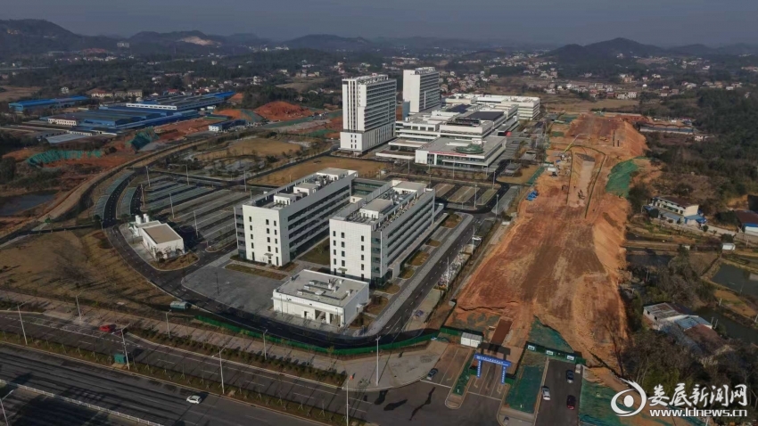 广州医科大学附属第一医院娄底医院主体落成（娄底市国资委供图）