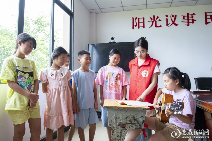 7月26日，大学生志愿者指导孩子们吉他学习