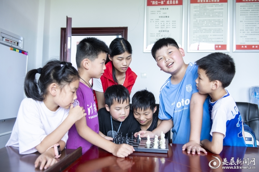 7月26日，孩子们在进行国际象棋对弈
