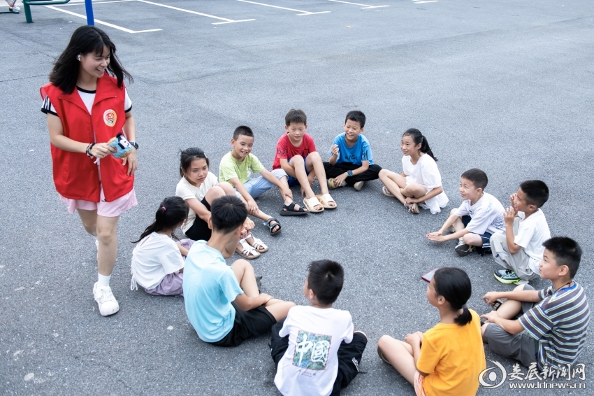 7月25日，大学生志愿者和孩子们一起玩丢手绢。&mdash;&mdash;2