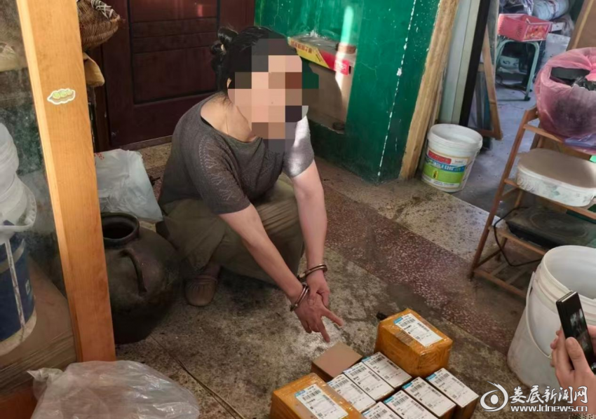 （图为犯罪嫌疑人指认涉案物品）