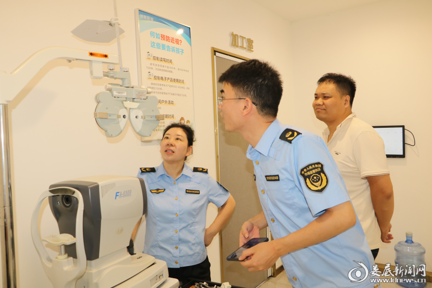 你戴的“美瞳”安全吗？娄星区严查眼镜店医疗器械安全隐患
