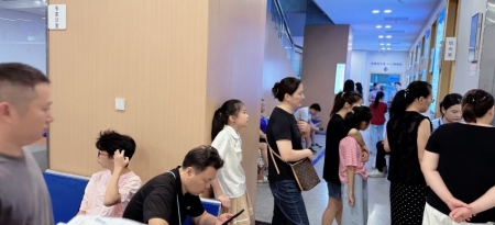 暑假近视悄悄涨？省级专家陈兆坐诊娄底爱尔，联手打响开学护眼战