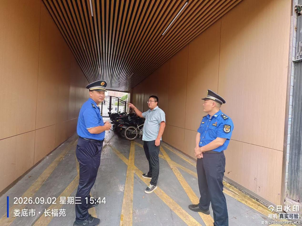 消防通道被堵！娄底城管迅速清障守护“生命通道”