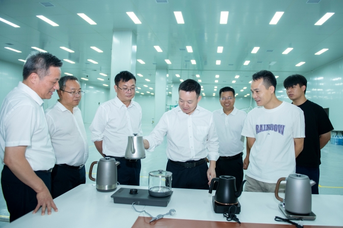何朝晖到娄底经开区调研企业运行和项目建设