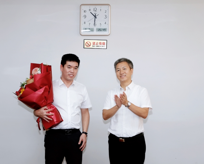 曾超群教师节前夕走访慰问优秀教师代表