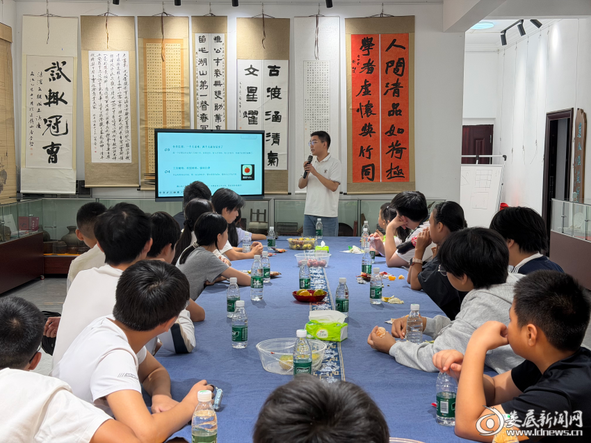 涟滨街道“妙笔峰下・清华学子说”读书分享会开讲