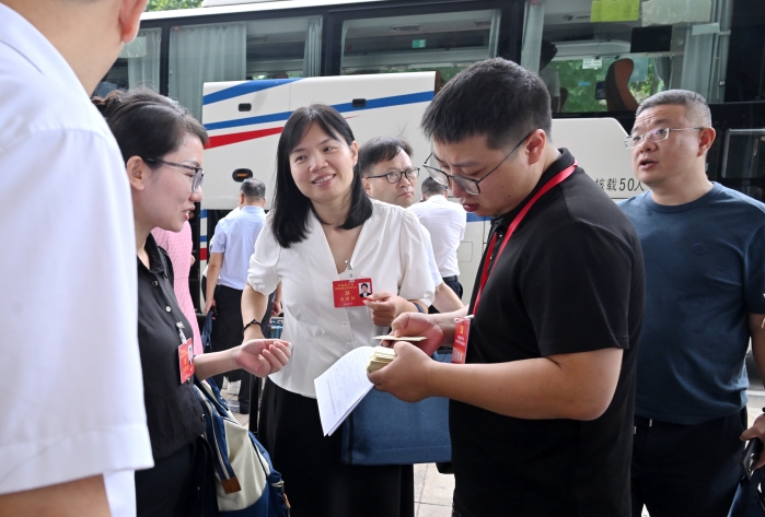 娄底市第七次党代会代表向大会报到