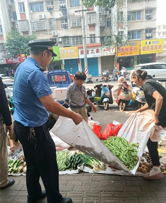 娄底城管规范市场周边秩序  保障群众出行畅通