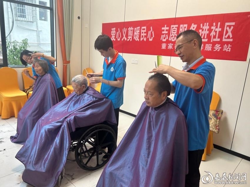 童家社区开展“党建引领聚合力·义诊义剪暖民心”便民志愿服务活动