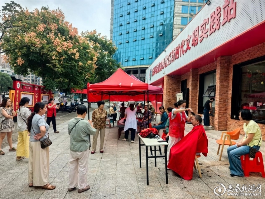 喜迎国庆 情暖邻里  蜜蜂社区这场便民志愿服务“走心”又“暖心”