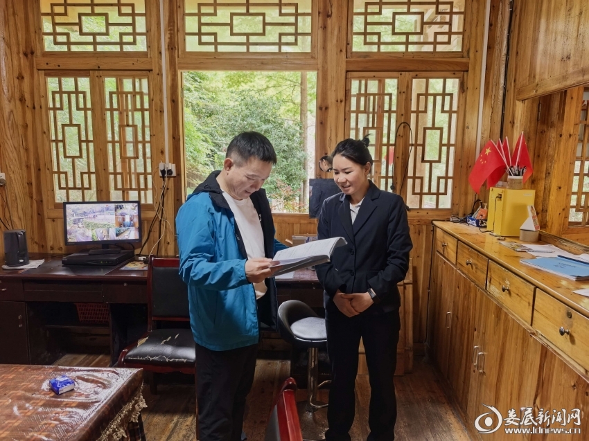 △何朝晖到新化县紫鹊界景区游客服务中心检查值班值守和安全工作
