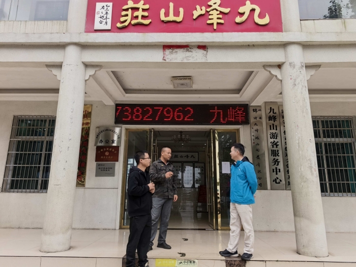 何朝晖“四不两直”赴双峰县和娄星区督导安全稳定工作