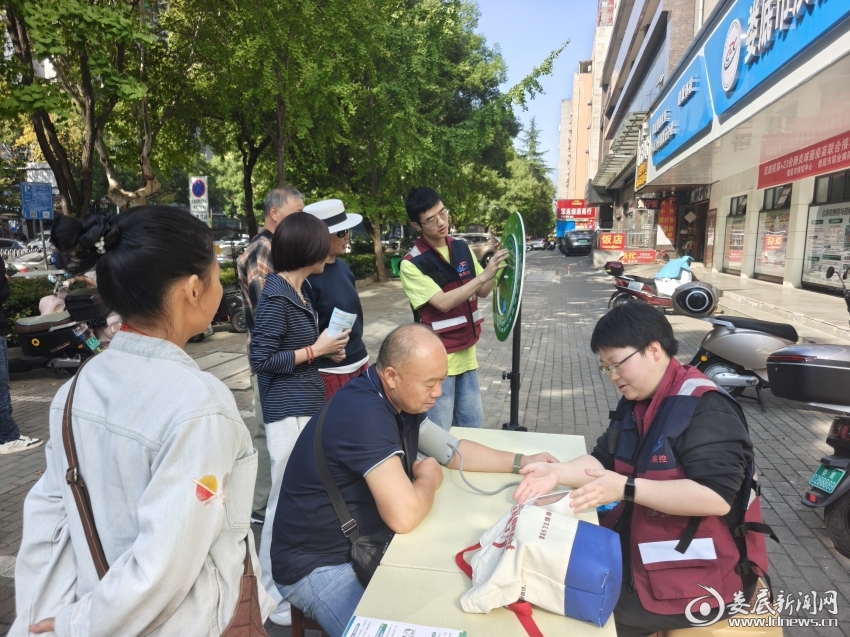 娄底市疾控中心开展第29个全国高血压日宣传活动