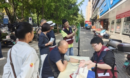 娄底市疾控中心开展第29个全国高血压日宣传活动
