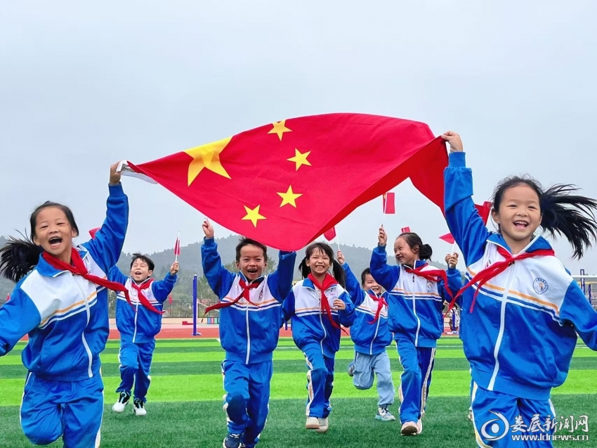 娄底金星学校开展&rdquo;我与国旗合个影&ldquo;活动1