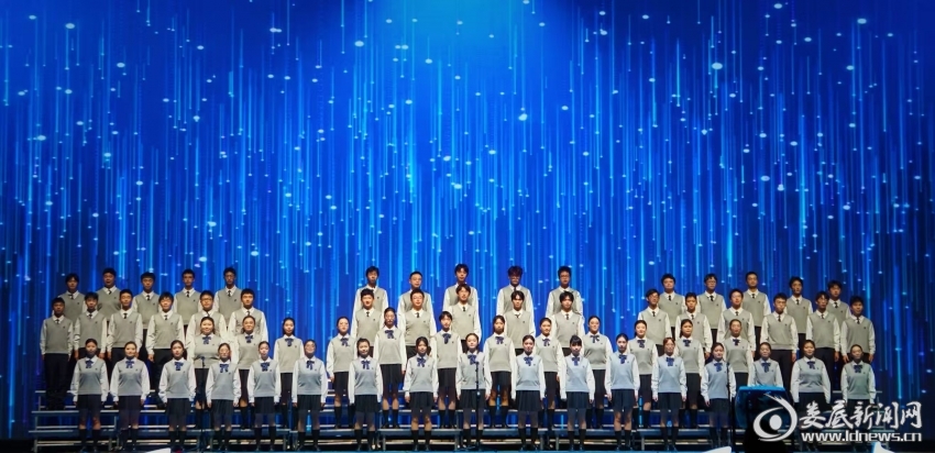 2025年&ldquo;童声里的中国&middot;娄底&rdquo;少年儿童歌咏展演活动现场，娄底二中合唱团献唱《光亮》
