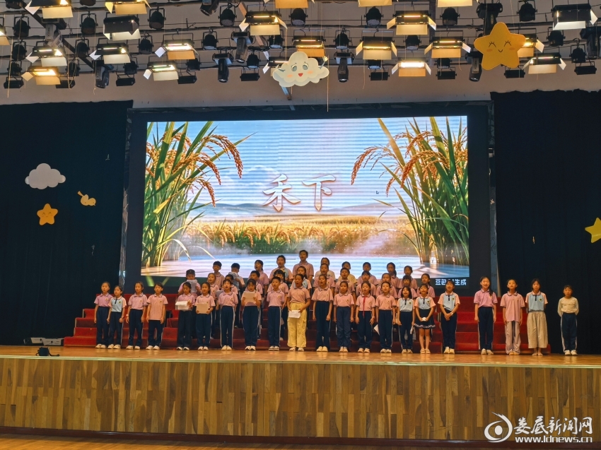 娄底市第六小学排练情景演唱《禾下乘凉梦》