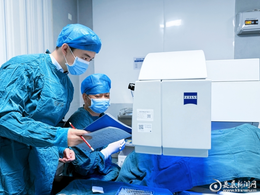 ▲娄底爱尔屈光科副主任龙虎跃开展近视矫正手术(1)