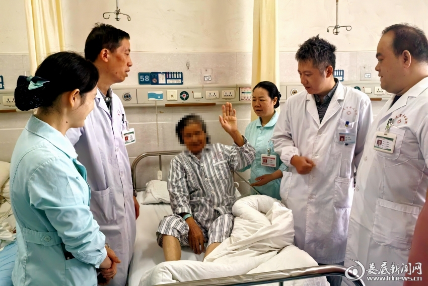 肿瘤“啃”断锁骨 医生“搓”出新生