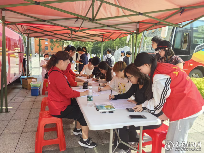 娄底职业技术学院师生开展无偿献血活动